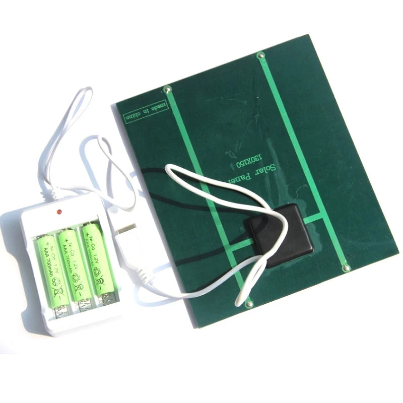 2.5W 5V Solar AA/AAA Rechargeable Battery Charger Kit — three-cell charger setup