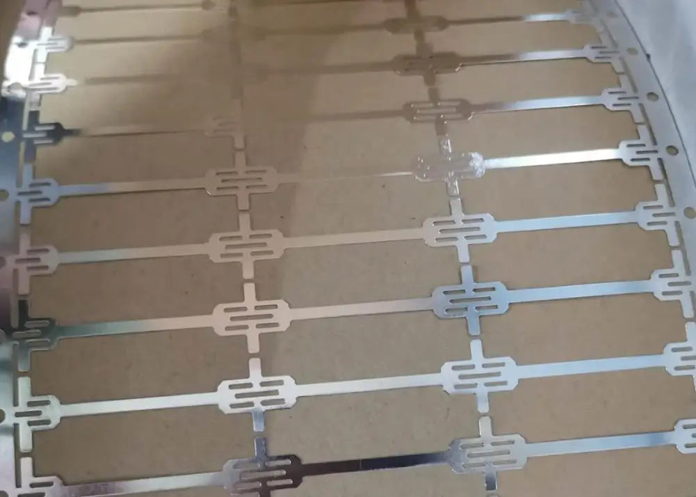 Gros plan de bandes de connexion dog bone IBC sur un rouleau