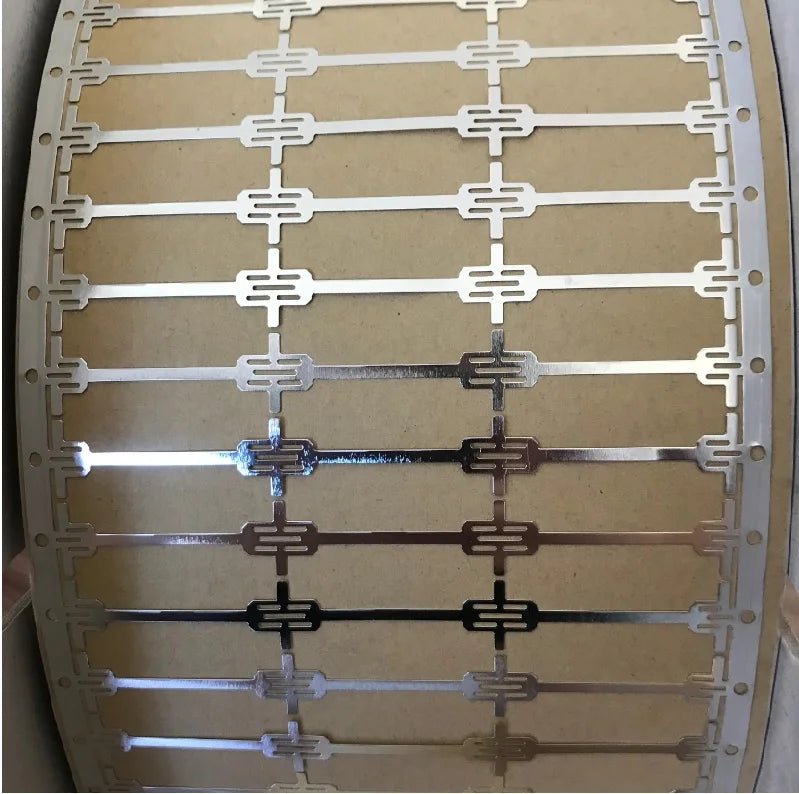 Connecteurs répétés dog bone pour cellule photovoltaïque sur bande support
