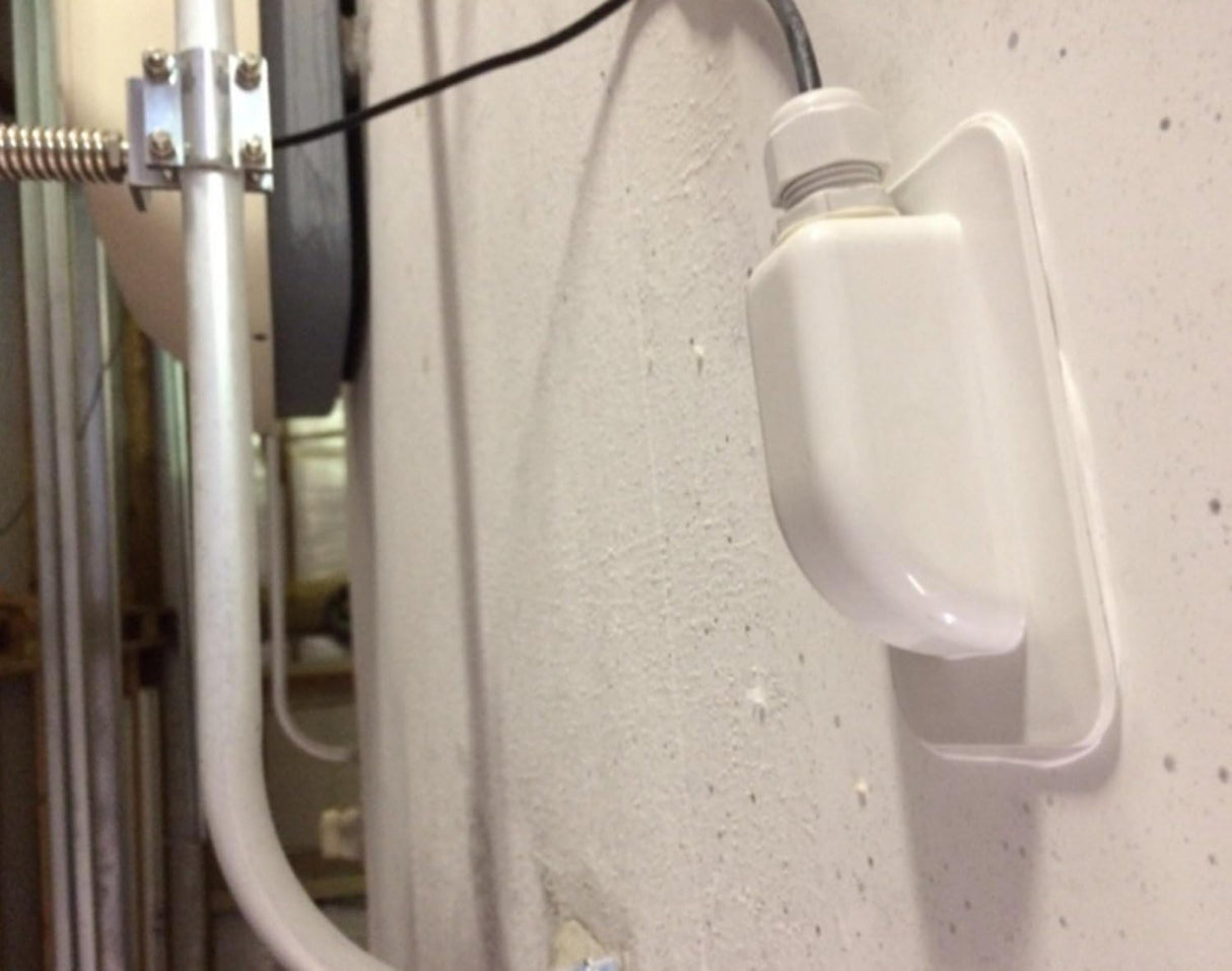 Solar cable entry gland installation use case on a roof surface
