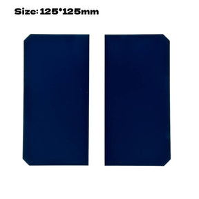 Deux demi-cellules photovoltaïques 125 mm présentées côte à côte.
