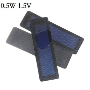 겹쳐 놓은 슬림형 0.5W 1.5V 비정질 태양전지 3개, 검은색 질감 테두리의 파란색 윈도우