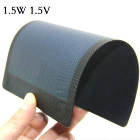 유연성과 표면 질감을 보여주기 위해 구부러진 1.5W 1.5V 비정질 태양전지.