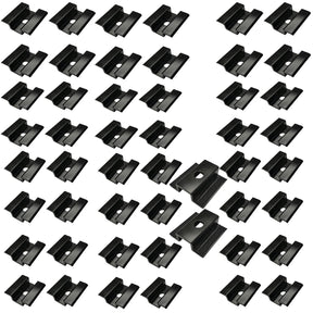 Quantidade em lote de grampos intermediários pretos para placa solar em fundo branco