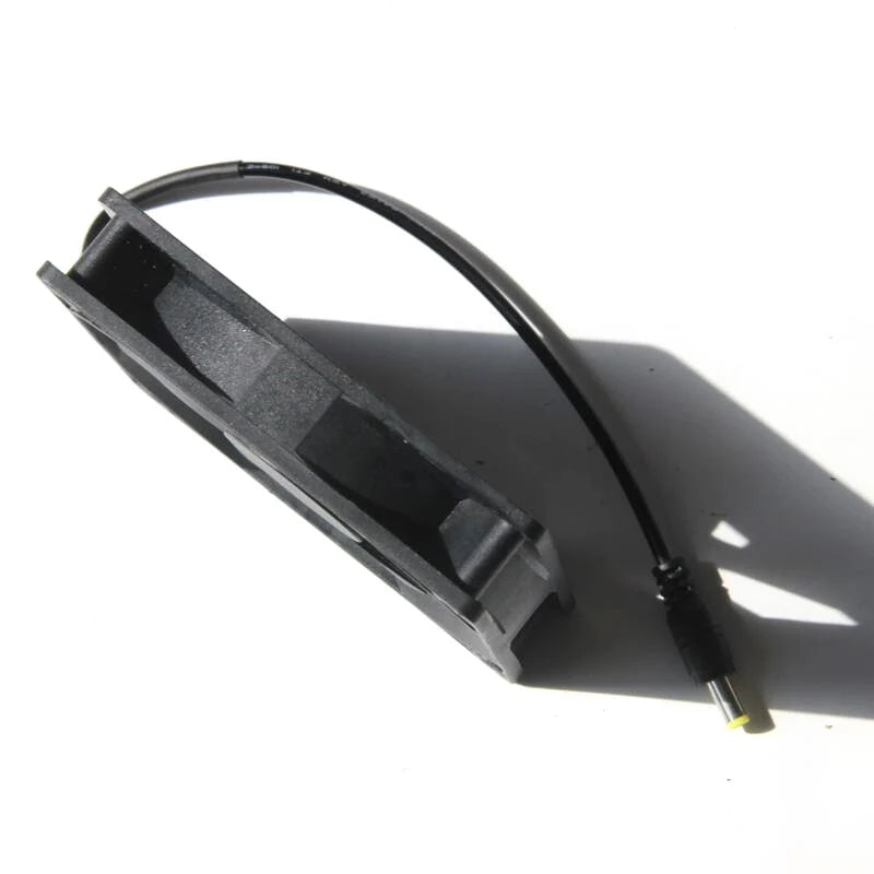 DC plug between solar panel and fan assembly