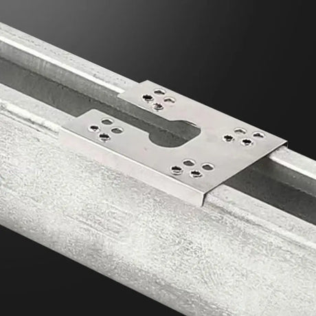Grounding washer clip positioned between a solar module frame and mounting rail